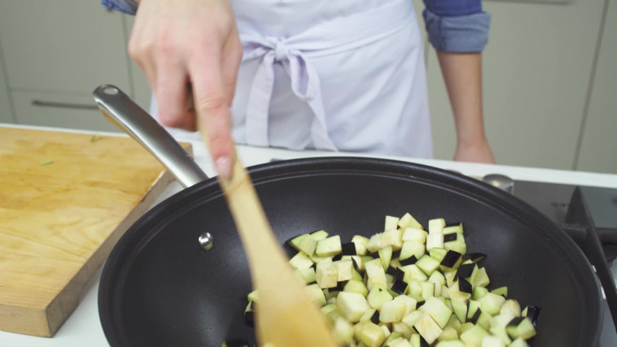 Indiase curry met kip, aardappel en aubergine Stap 4.mp4