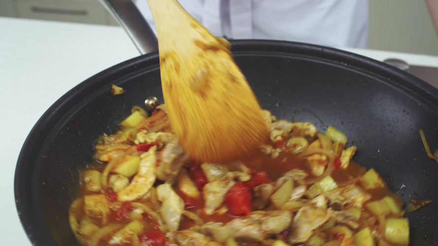 Indiase curry met kip, aardappel en aubergine Stap 6.mp4