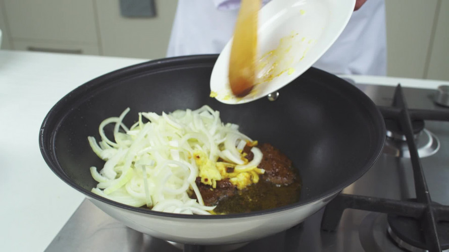 Indiase curry met kip, aardappel en aubergine Stap 5.mp4