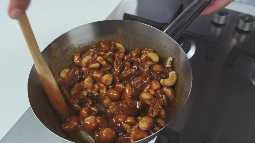 Notentaart met zoute karamel Stap 6.mp4