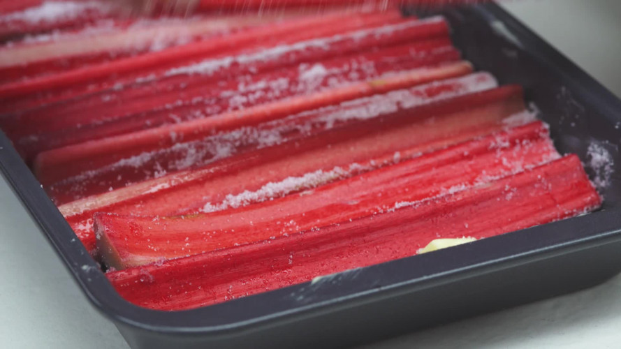 Omgekeerde rabarbercake met lemoncurdcreme Stap 4.mp4