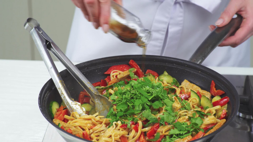 Romige rode curry met varkensreepjes Stap 9.mp4