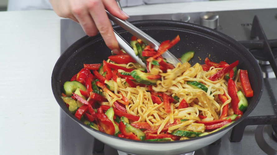 Romige rode curry met varkensreepjes Stap 8.mp4