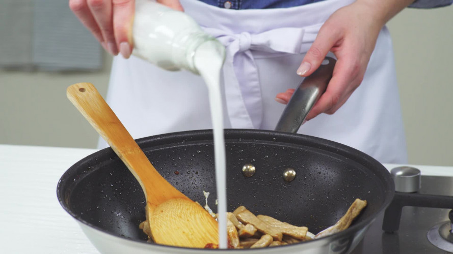 Romige rode curry met varkensreepjes Stap 6.mp4