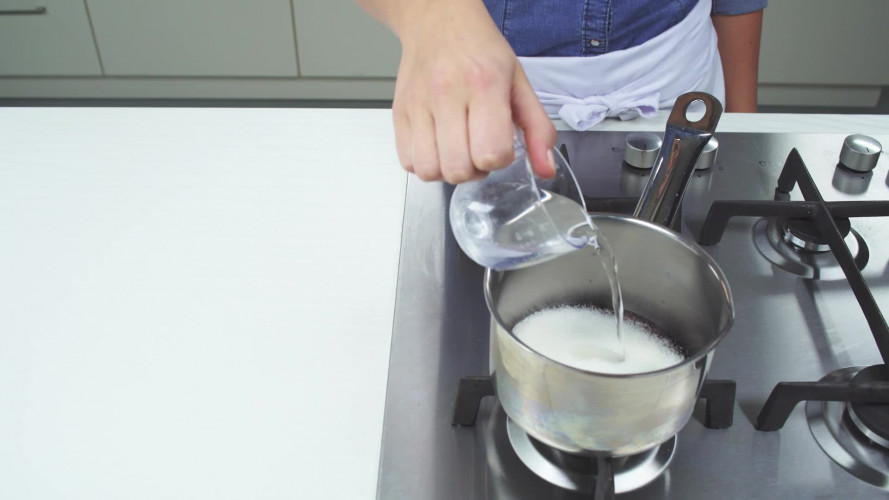 Vanille-ijs met zoute karamelsaus Stap 1.mp4