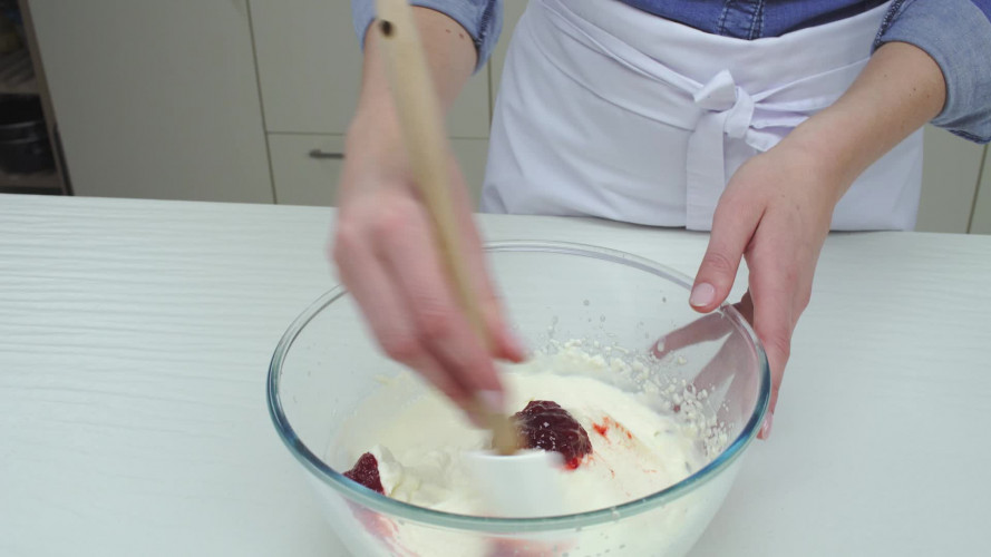 Aardbei-mascarponetrifle Stap 2.mp4