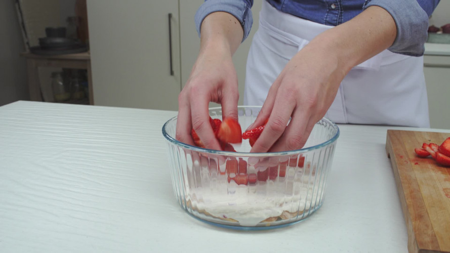 Aardbei-mascarponetrifle Stap 5.mp4