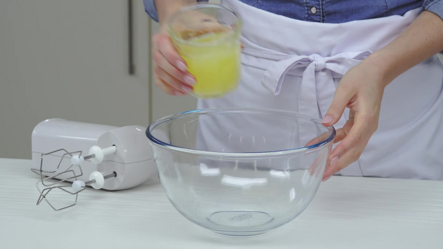 Minipavlova’s met aardbeien, blauwe bessen & lemoncurd Stap 2.mp4