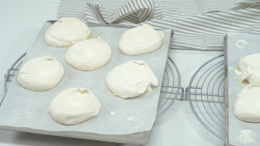 Minipavlova’s met aardbeien, blauwe bessen & lemoncurd Stap 6.mp4