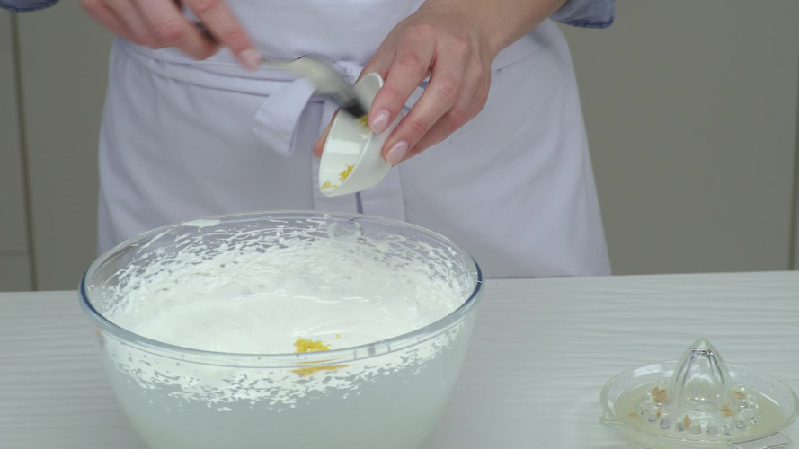 Minipavlova’s met aardbeien, blauwe bessen & lemoncurd Stap 4.mp4