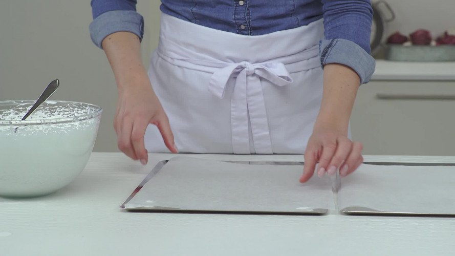 Minipavlova’s met aardbeien, blauwe bessen & lemoncurd Stap 5.mp4