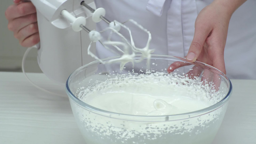 Minipavlova’s met aardbeien, blauwe bessen & lemoncurd Stap 3.mp4