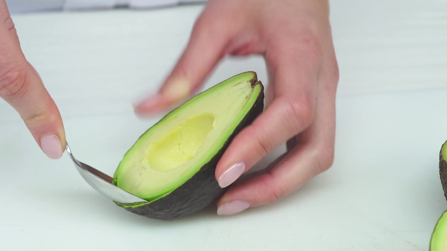 Tortillapizza's met biefstuk, avocado en mais Stap 10.mp4