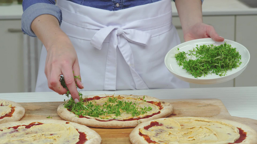 Pizza hummus en verse kruiden Stap 4.mp4