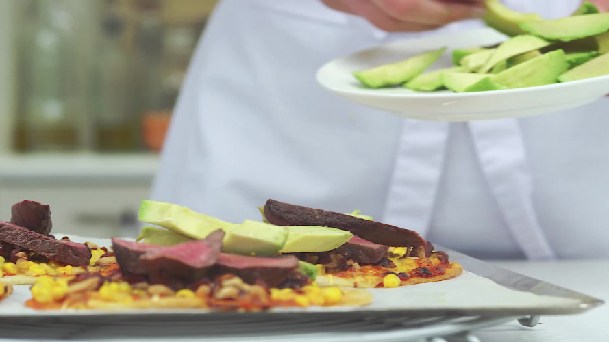 Tortillapizza's met biefstuk, avocado en mais Stap 11.mp4