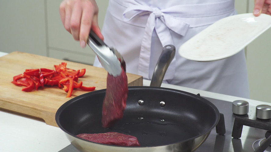 Tortillapizza's met biefstuk, avocado en mais Stap 5.mp4