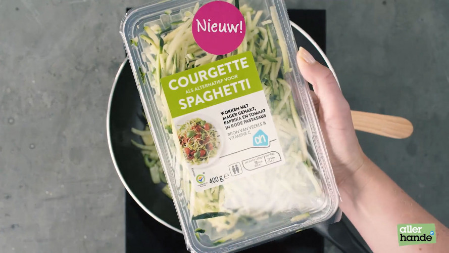 Courgettespaghetti met venkel, tomaat, pesto en pancetta