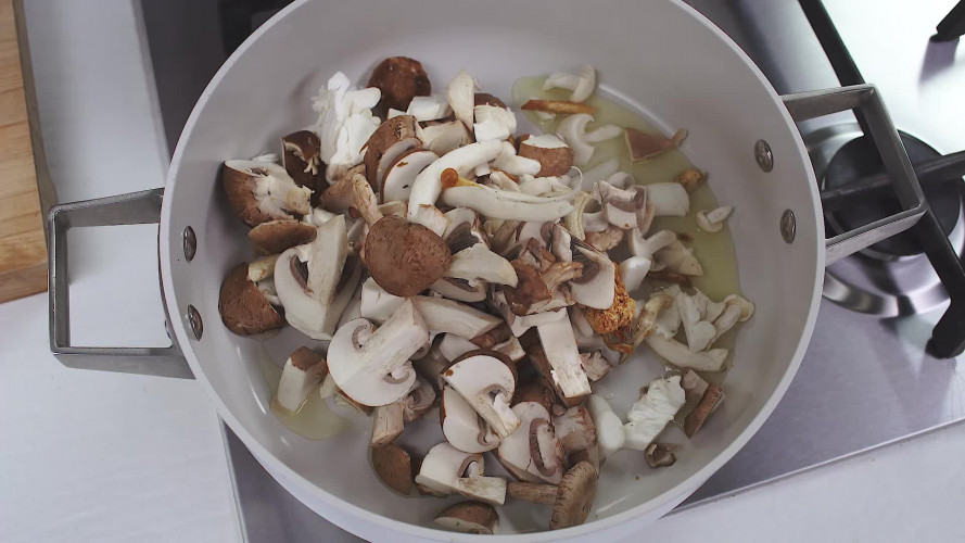 Piadina met paddenstoelen, truffeltapenade en spinazie Stap 1.mp4