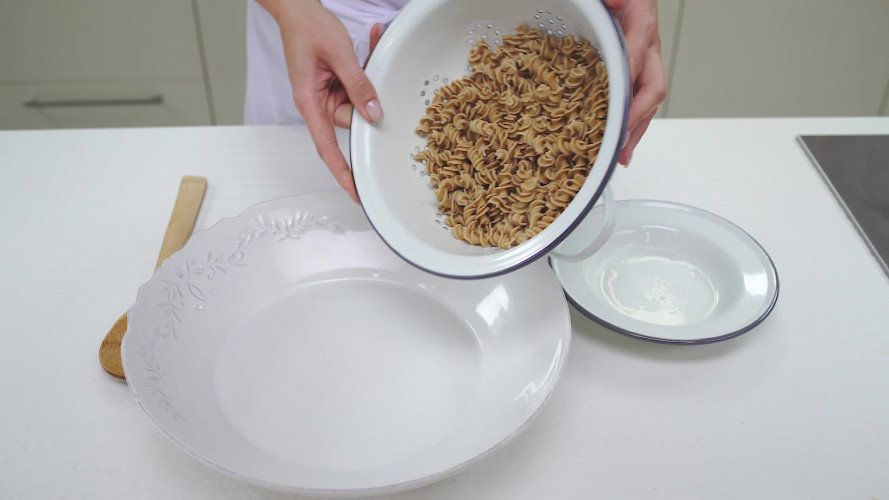 Lunchpasta met artisjok & peen julienne Stap 1.mp4