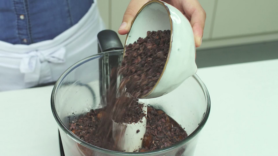 Brownies met amandelmeel, dadels en pecannoten Stap 3.mp4