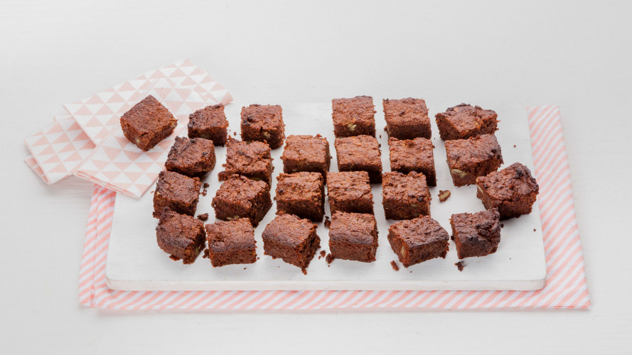 Brownies met amandelmeel, dadels en pecannoten