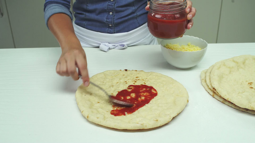 Pizza met regenboog van groenten Stap 4.mp4