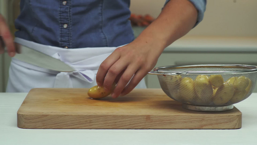 Pompoen, aardappel, rode ui en worst uit de oven Stap 3.mp4