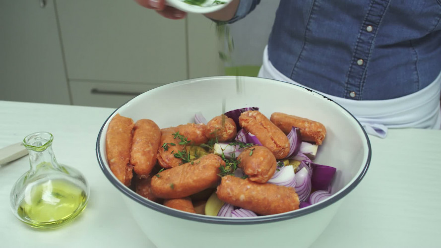 Pompoen, aardappel, rode ui en worst uit de oven Stap 5.mp4