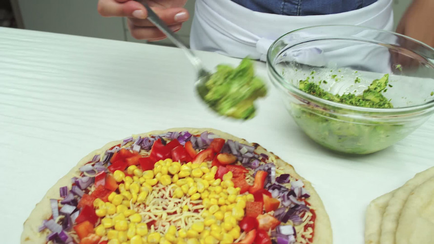 Pizza met regenboog van groenten Stap 5.mp4