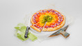 Pizza met regenboog van groenten
