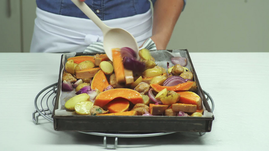 Pompoen, aardappel, rode ui en worst uit de oven Stap 6.mp4