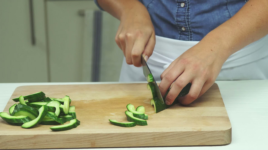 Thaise roerbak met komkommer, cherrytomaten, ui, ananas en tofu Stap 4.mp4