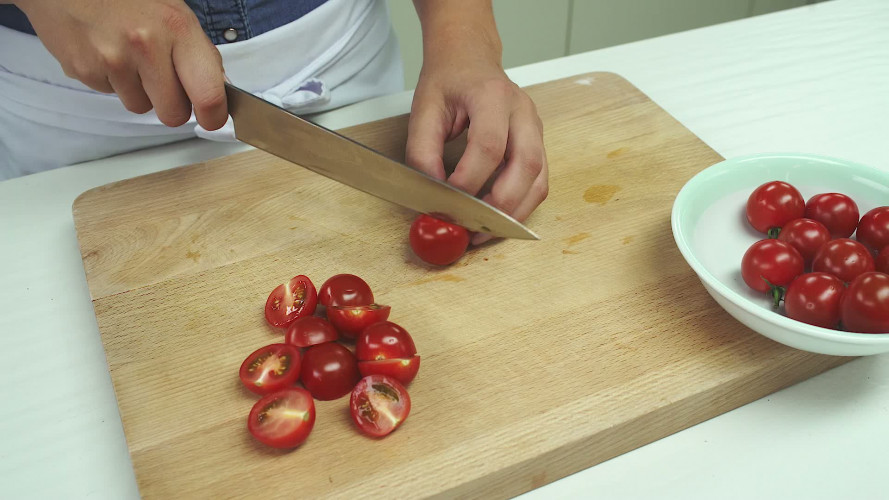Thaise roerbak met komkommer, cherrytomaten, ui, ananas en tofu Stap 2.mp4
