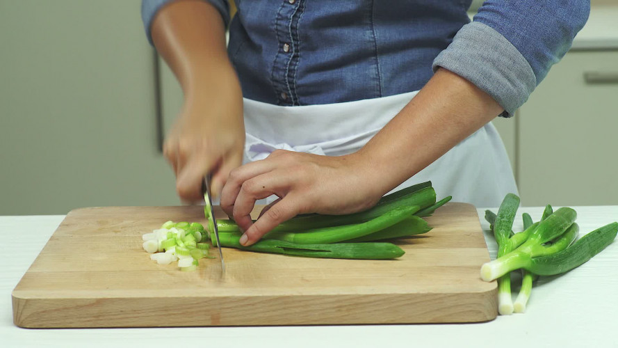 Thaise roerbak met komkommer, cherrytomaten, ui, ananas en tofu Stap 3.mp4