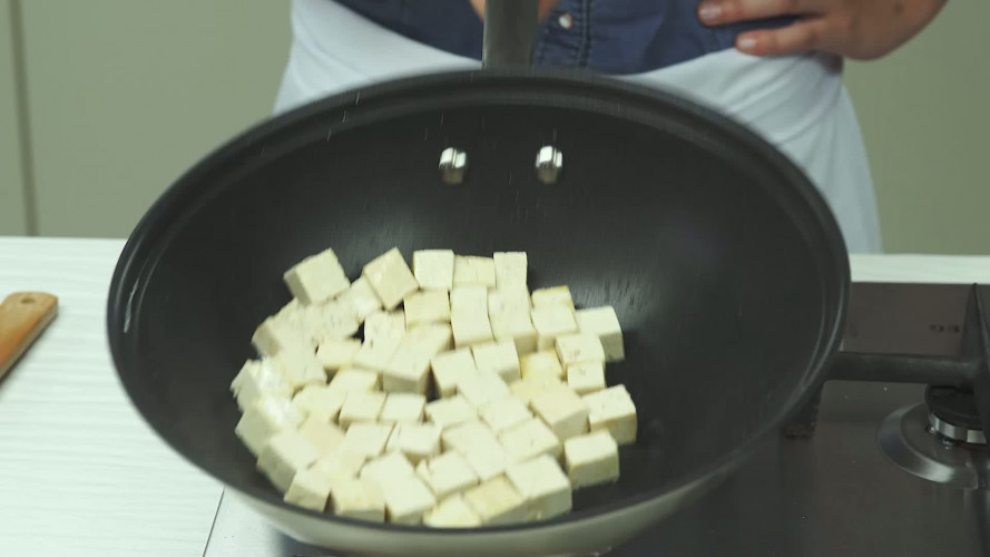 Thaise roerbak met komkommer, cherrytomaten, ui, ananas en tofu Stap 5.mp4