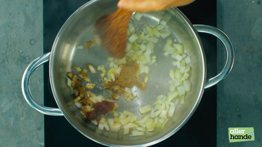 Pompoensoep met linzen, feta en pompoenpitten 