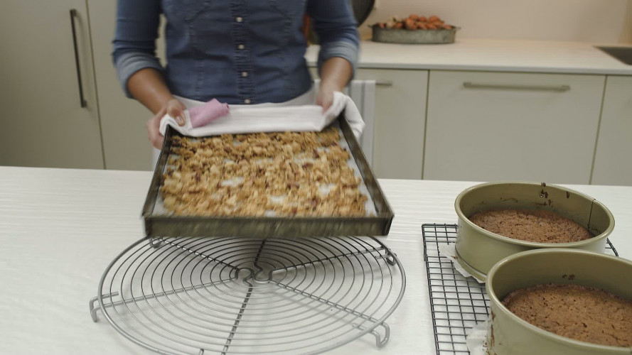 Carrot cake met limoen en noten Stap 10.mp4