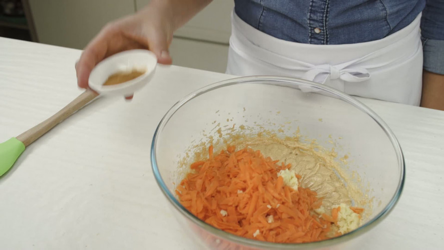 Carrot cake met limoen en noten Stap 3.mp4