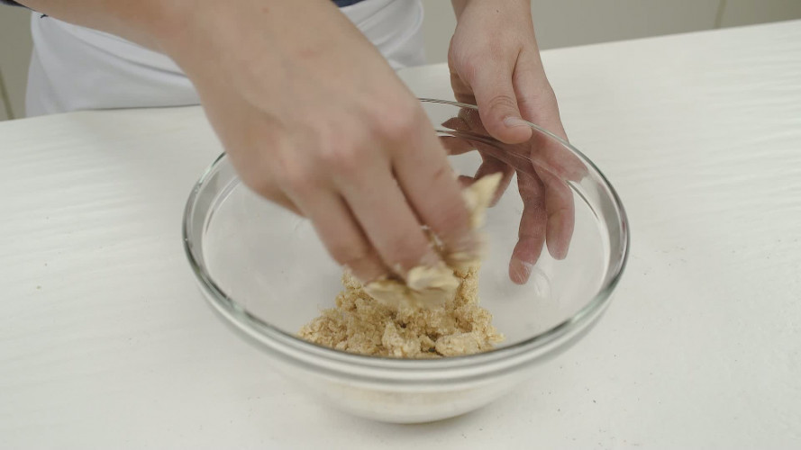 Carrot cake met limoen en noten Stap 8.mp4