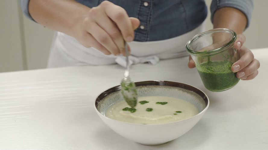 Knolselderijsoep met peterselie-olie Stap 8.mp4