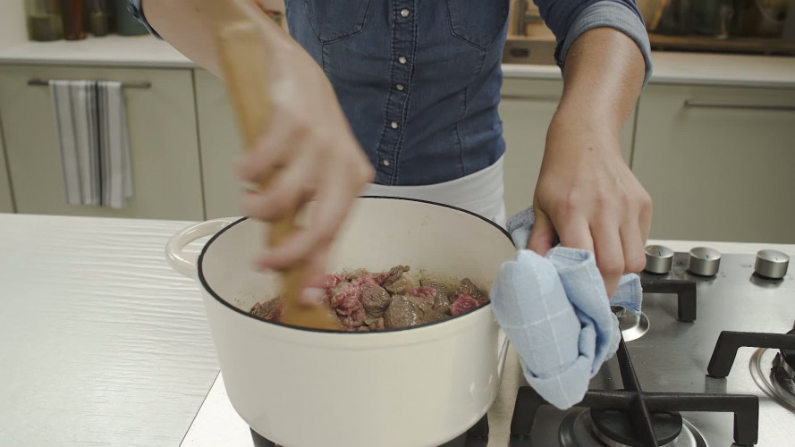 Stoofvlees met Trappist en specerijen Stap 3.mp4