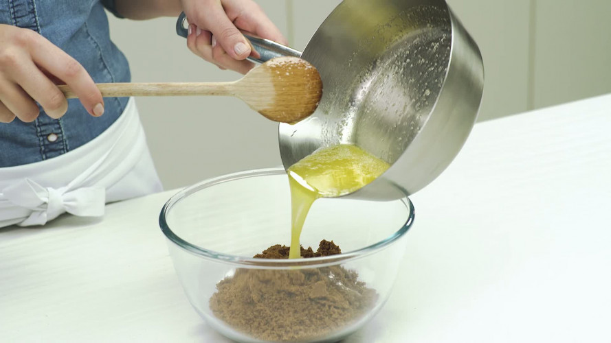Bananencheesecake met zoute karamelpopcorn A Stap 2.mp4