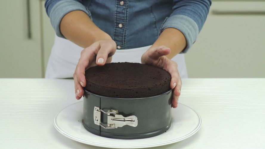 Brownietaart met mascarpone en rood fruit Stap 9.mp4