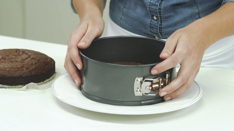 Brownietaart met mascarpone en rood fruit Stap 8.mp4