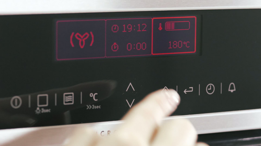 Gevulde parelhoen­filetrolletjes met peterseliepesto en pancetta Stap 1.mp4