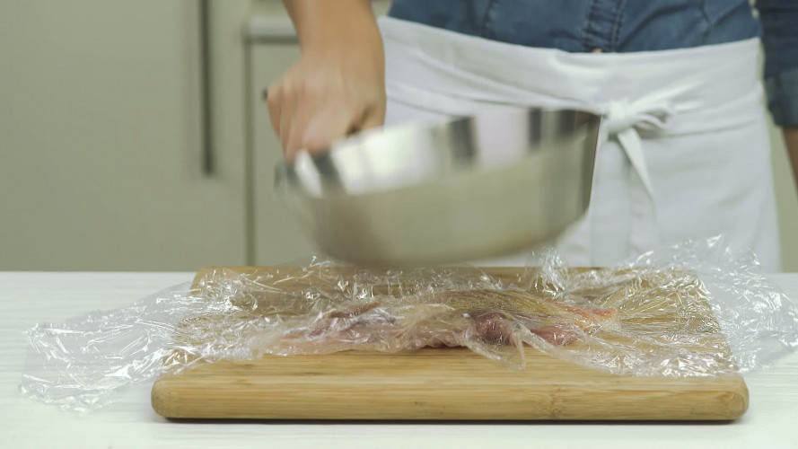 Gevulde parelhoen­filetrolletjes met peterseliepesto en pancetta Stap 4.mp4