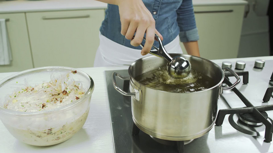 Hartige ham-kaas-oliebollen Stap 7.mp4