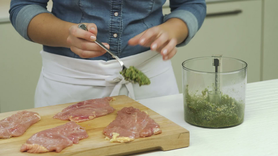 Gevulde parelhoen­filetrolletjes met peterseliepesto en pancetta Stap 5.mp4