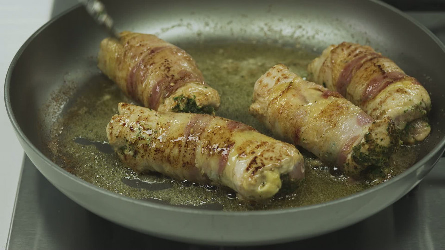 Gevulde parelhoen­filetrolletjes met peterseliepesto en pancetta Stap 7.mp4