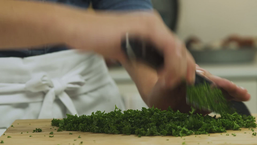 Gevulde parelhoen­filetrolletjes met peterseliepesto en pancetta Stap 2.mp4